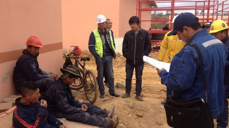 Autoridades inspeccionan campamento de una empresa china el año pasado. Foto: Ministerio de Trabajo.