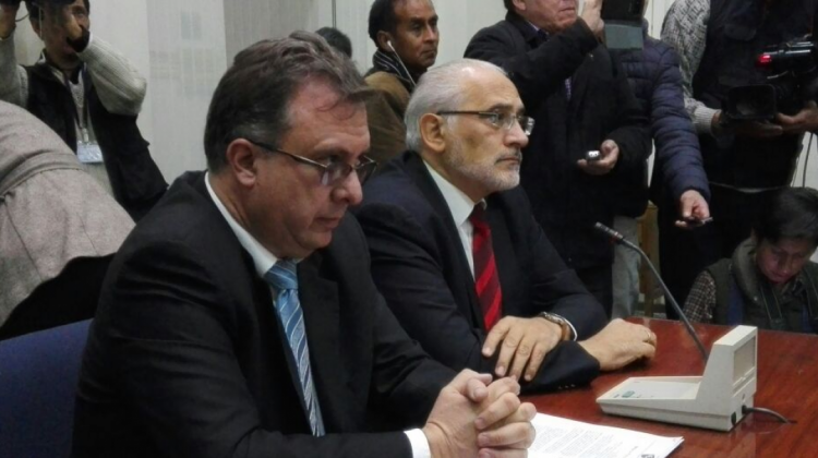 El expresidente Carlos Mesa junto a su abogado Carlos Alarcón en el Comité del Ministerio Público de Diputados. Foto: ANF