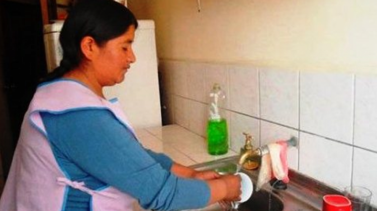 Una trabajadora del hogar en los quehaceres domésticos. Foto: Min. de Trabajo