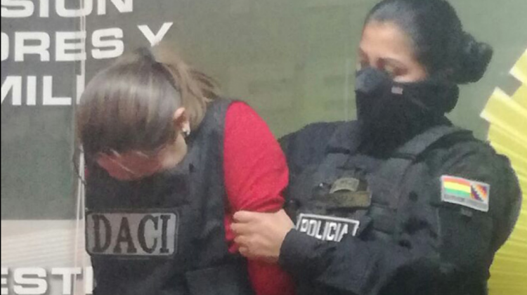 La detenida permanece en celdas de la FELCC de La Paz.