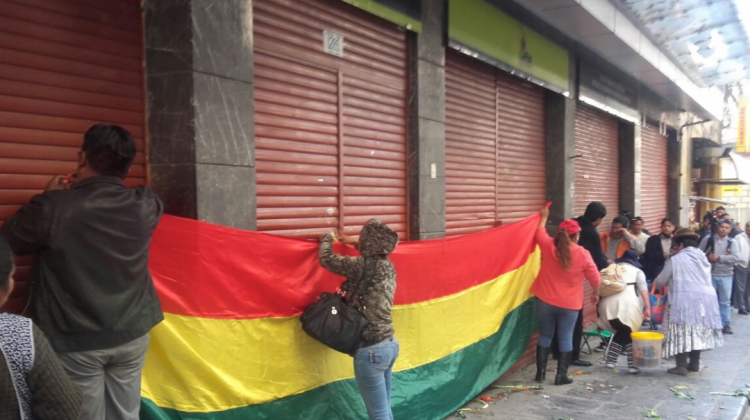 Gremialistas cercan el edificio Tobías en la calle Potosí. Foto: Víctor Chambi