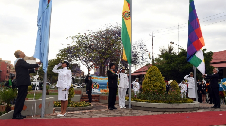 Evo Morales y otras autoridades en iza de banderas al pie del monumento de Esteban Arce. Foto: ABI.