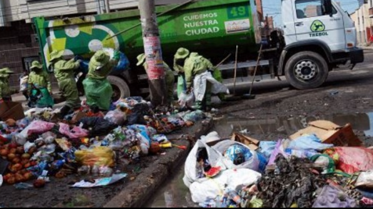 Trabajadores de Trebol hacen el recojo de basura en El Alto.   Foto: Pagina Siete