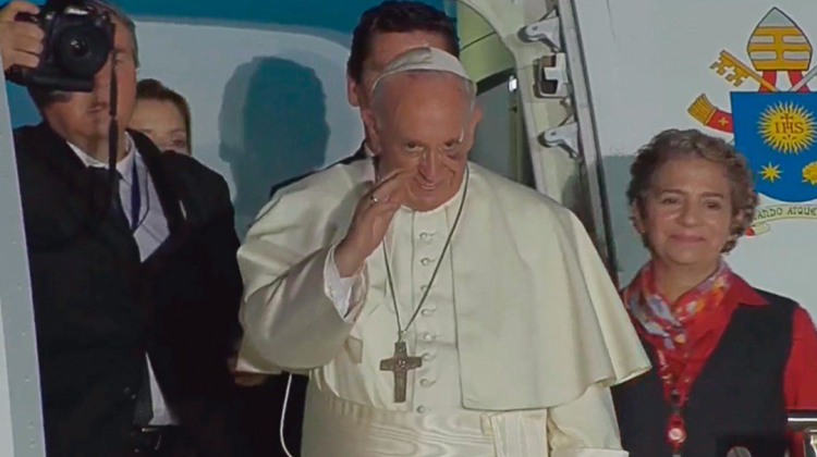 El Papa Francisco da la bendición antes de ingresar al avión que lo llevará a Roma.  Foto: @elpapacol