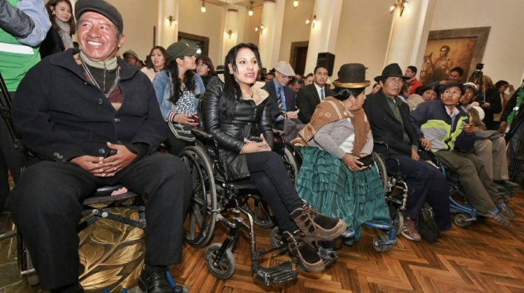 Personas con discapacidad que ayer asistieron a la promulgación de nueva Ley. Foto: ABI.