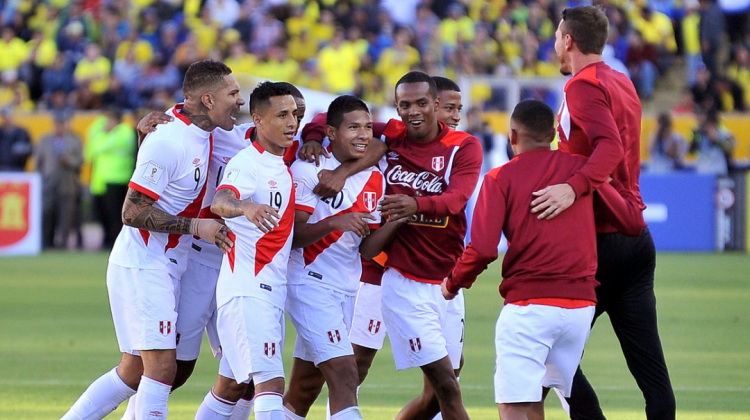 Jugadores de Perú celebran la victoria 2-1 sobre Ecuador.   Foto: @CONMEBOL