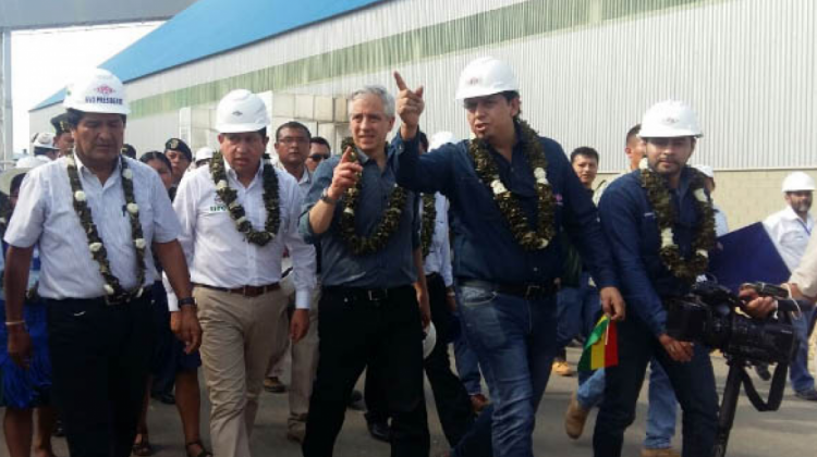 El presidente Evo Morales junto a otras autoridades de Estado en el recorrido a la planta de amoniaco y urea: Foto: Vicepresidencia