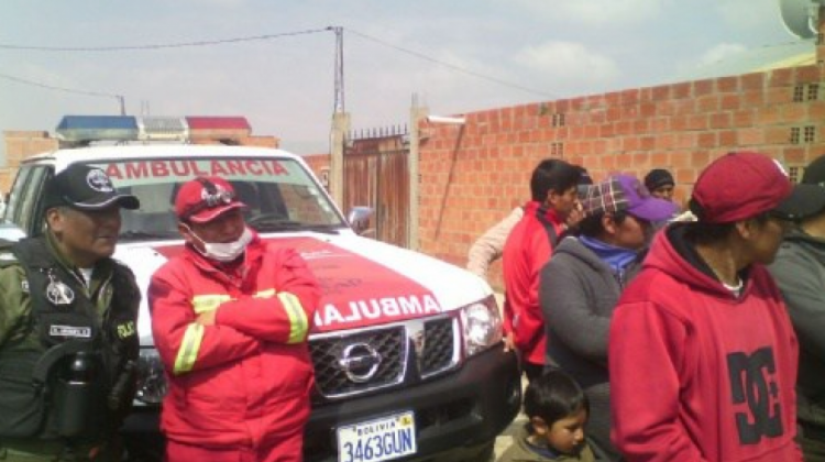 Unidad de bomberos acude al rescate de la anciana y su hijo en El Alto