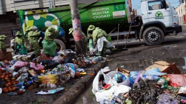 Personal de la empresa Trebol hace el recojo de la basura en El Alto.    Foto: Página Siete
