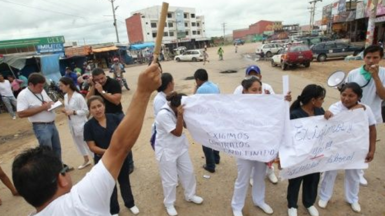 Trabajadores en salud de Santa Cruz en una protesta pasada. Foto de Archivo: El Deber