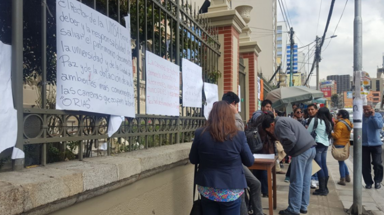 Universitarios recolectan firmas para proteger su patrimonio. Foto: ANF