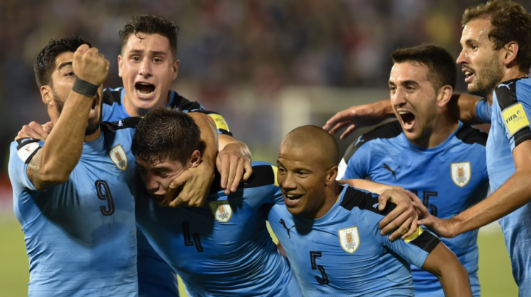 Jugadores de Uruguay festejan el triunfo 2-1 sobre Paraguay.  Foto: @CONMEBOL