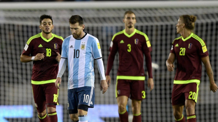 Lionel Messi desconcertado por el resultado.  Foto: @CONMEBOL