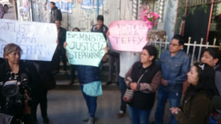 Familiares de Stephannie Arias protestaron en inmediaciones de los juzgados exigiendo justicia. Foto: Fernando Cortez.
