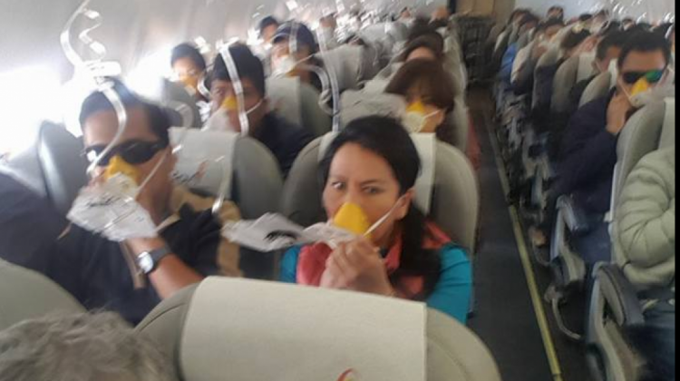 Pasajeros en emergencia en vuelo de BOA. Foto: Facebook Judith Prada