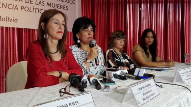 Katia Uriona presidenta del TSE y representantes de ONU Mujeres de Bolivia y México. Foto: ANF