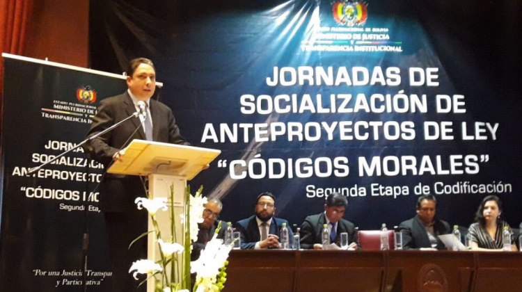 El ministro de Justicia, Héctor Arce, durante la socialización de los Códigos Morales.  Foto: @MinJusticiaBol