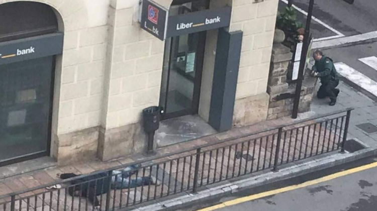 Imagen difundida por la Guardia Civil del asalto al banco Liberbank.