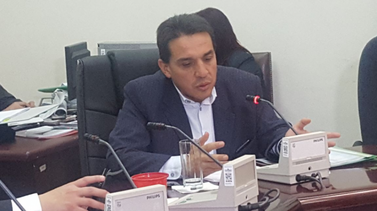 Mario Guillén, ministro de Economía durante su petición de informe en el legislativo. Foto: ANF