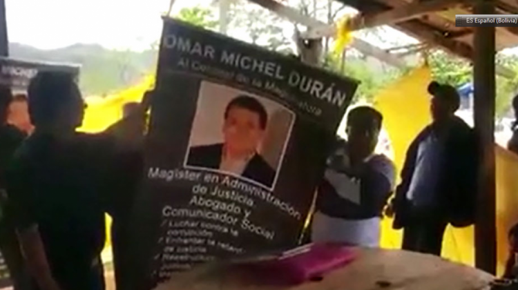 El momento en que Juan Michel hermano del candidato por el Consejo de la Magistratura entrega un banner. Foto: ANF