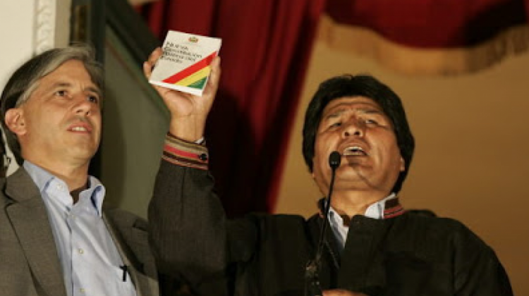 El vicepresidente, Álvaro García Linera y el presidente Evo Morales sujeta la CPE en 2009. Foto: Archivo