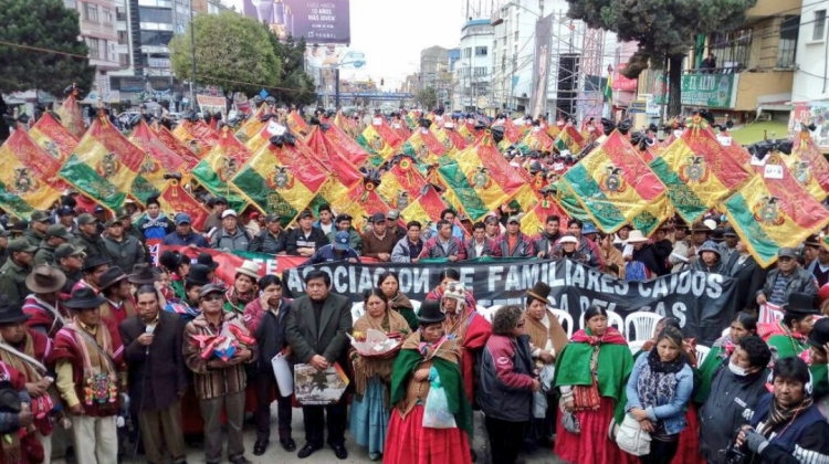 La Fejuve de El Alto se reunión para rendir homenaje a los caídos de la Guerra del Gas.  Foto: @lunasillerico