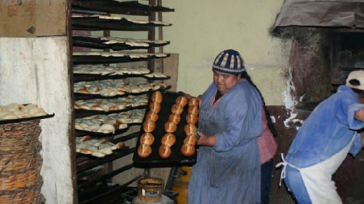 Una persona elabora pan en un horno del centro paceño. Foto: Radio Fides
