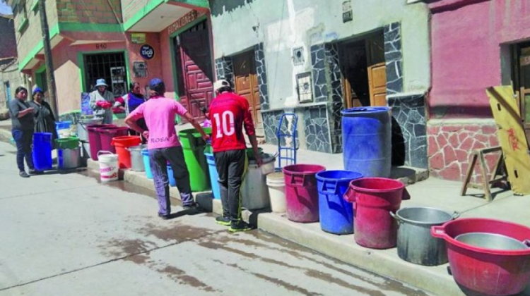 Personas esperan al carro cisterna para abastecerse de agua en Potosí.  Foto: Diario El Potosí