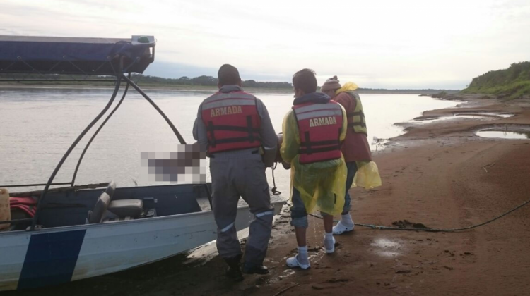El rescate del cuerpo de la víctima. Foto: Armada Boliviana/ vía Radio Patujú.