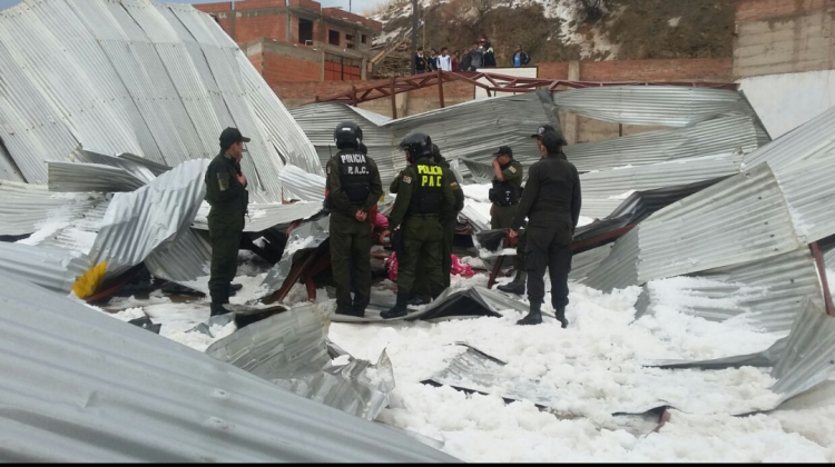 Efectivos policiales inspeccionan el tinglado caído de la unidad educativa Aniceto Arce. Foto: EMIREC PRESS