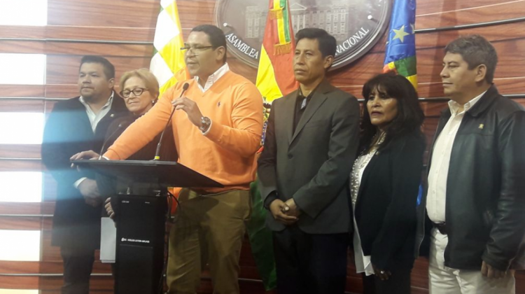 Diputado Tomás Monasterio junto a otros legisladores. Foto: UD