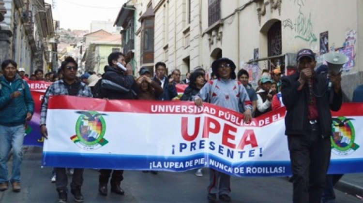 Estudiantes de la UPEA protagonizan una protesta en La Paz.