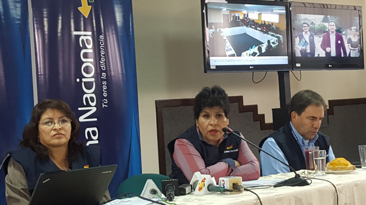 Marlene Ardaya, presidenta de la Aduana Nacional (centro) junto a sus colaboradores. Foto: ANF