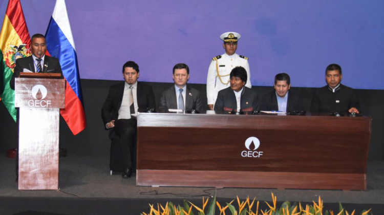 Acto de la firma de convenios entre Bolivia y la empresa rusa Gazprom. Foto: Cancillería.