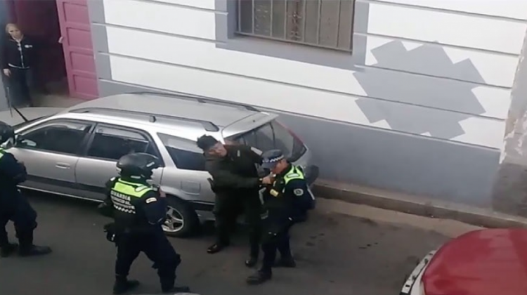 Agresión de un policía a un guardia de transporte . Foto: Captura de pantalla