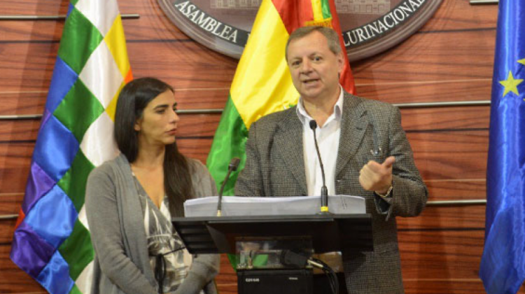 Gabriela Montaño y José Alberto Gonzales en rueda de prensa. Foto: Senado