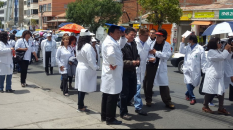 Los médicos salieron a la calle para manifestar sus protestas.   Foto: ANF