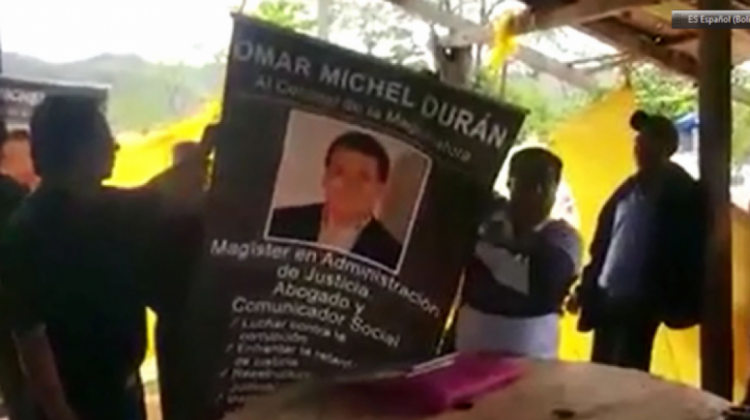 En el Torno cuando se entrega banners de un candidato al Consejo de la Magistratura. Foto: captura de un video