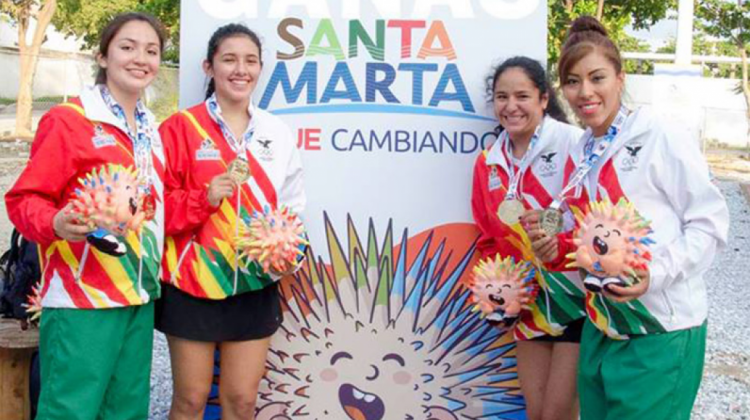 Algunas de las deportistas bolivianas con sus medallas ganadas. (Foto: Bolivianos con ganas)