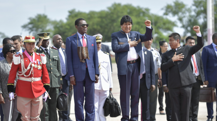 El presidente de Guinea Ecuatorial  junto al presidente Evo Morales y el canciller Fernando Huanacuni.  Foto: ABI