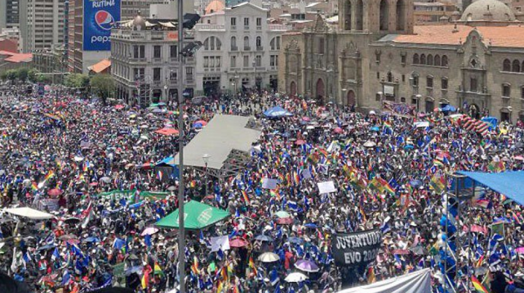 La plaza San Francisco en la ciudad de La Paz, fue una jornada de movilización del MAS. Foto: Twitter J.Silva
