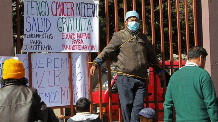 Paciente de cáncer en protesta. Foto: Fides