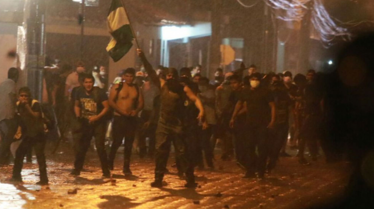 Uno de los grupos que protestó en Santa Cruz. Foto: El Deber.