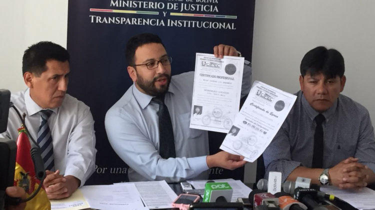 El viceministro Diego Jiménez, presenta documentos falsificados de la intendenta de Cochabamba.  Foto: @MinJusticiaBol