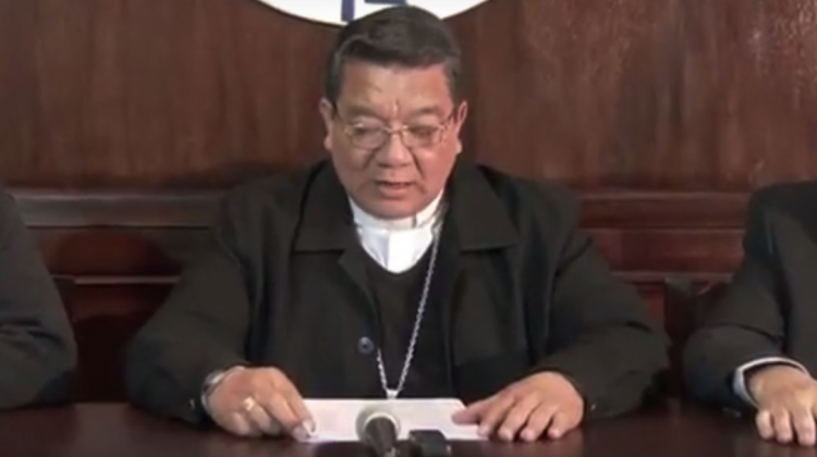 Monseñor Aurelio Pesoa dio lectura a un pronunciamiento.
