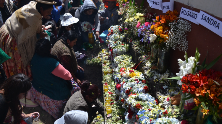 Creyentes rezan a las "ñatitas" en el Cementerio General de La Paz. Foto: ANF