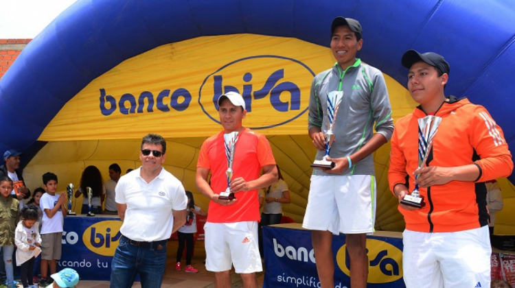 Entrega de trofeos del 5to Torneo de Tenis Copa Banco BISA. Foto: Extend