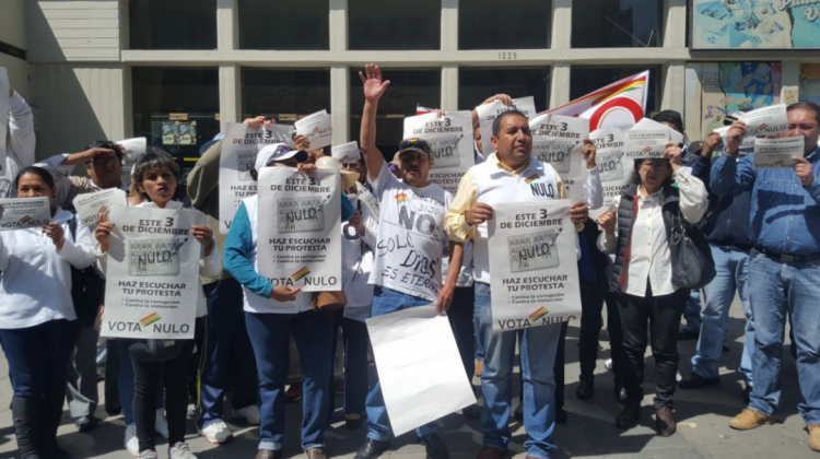 Ciudadanos muestran volantes y afiches por el voto nulo. Foto: ANF