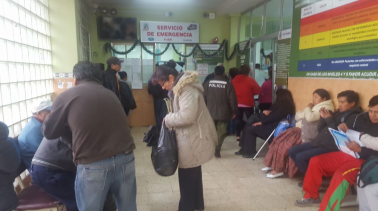 Enfermos esperan en Emergencias del Hospital Obrero. Foto: ANF