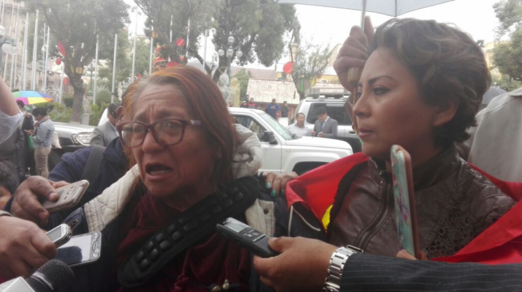 Olga Flores protesta porque la sacaron de la Asamblea. Foto: ANF